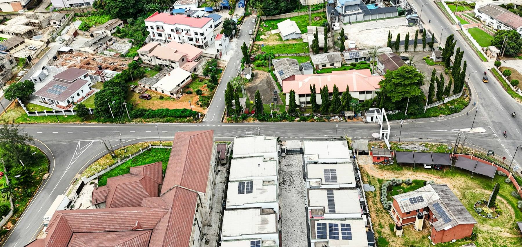 Vue aérienne d’un quartier d’Ibadan avec des panneaux solaires sur plusieurs toits